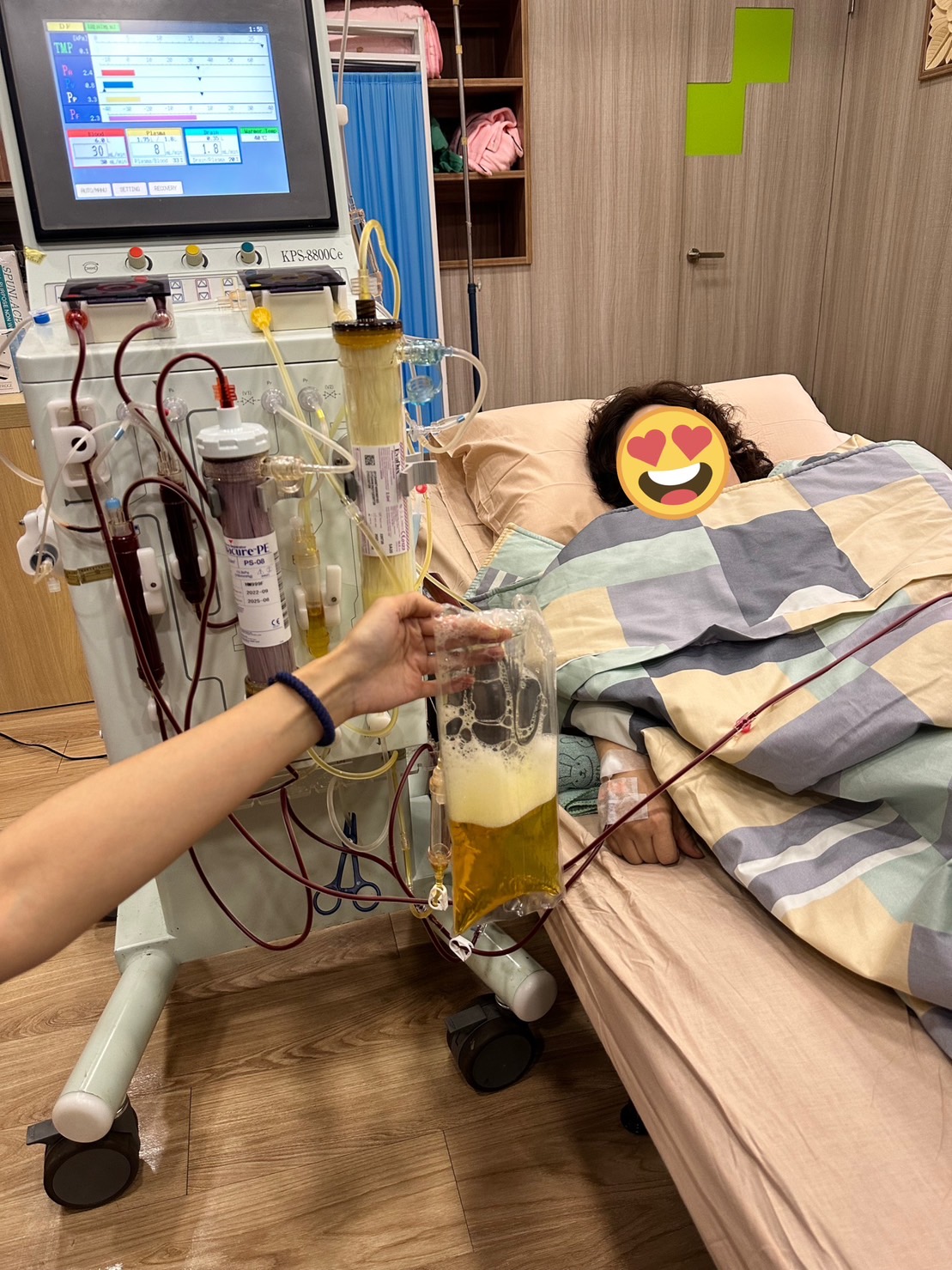 血液淨化洗血過程 — 分離出深色含泡沫感的代謝廢棄物